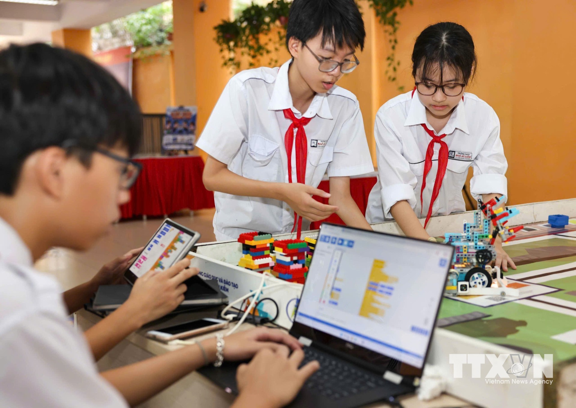 Nhiều sản phẩm, ý tưởng công nghệ được hình thành từ quá trình học tập, thực hành và sáng tạo của học sinh. (Ảnh: Thanh Tùng/TTXVN)